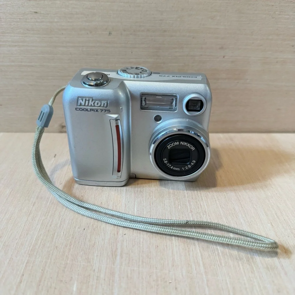 Nikon COOLPIX 775 2.0MP Digital Camera Silver “UNTESTED”Turns On No Charger Read